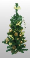 Weihnachtsbaum mit Dekoration gold